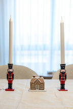 Porta-Velas Quebra-Nozes: Edição Real (Aroma Chocolate Quente)