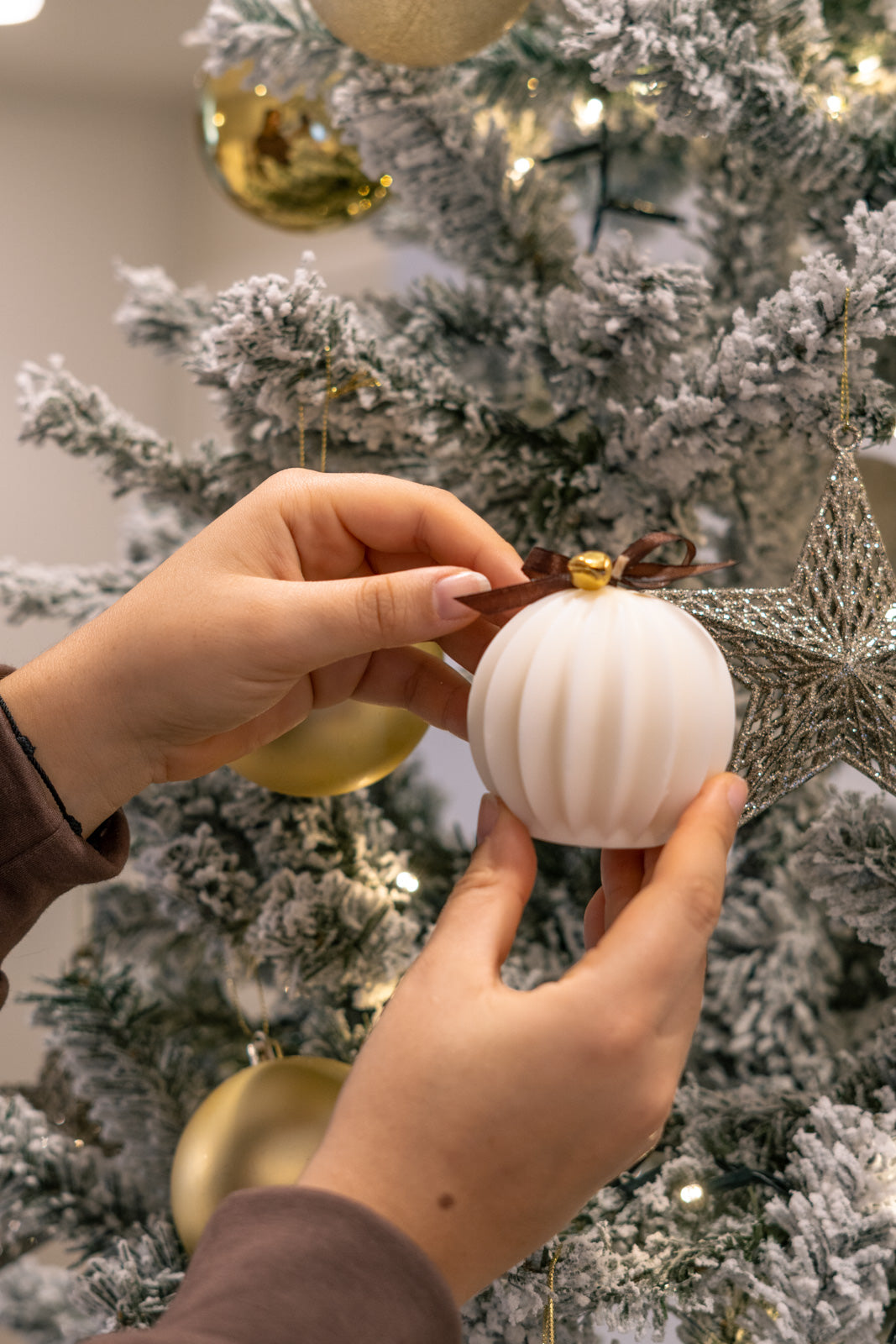 Vela Bola de Natal: Brilho Mágico (Chocolate e Café)