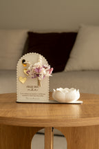 Placa “Feliz Dia da Mãe” com Vela de Lotus e Mini Ramo de Flores Secas Roxas