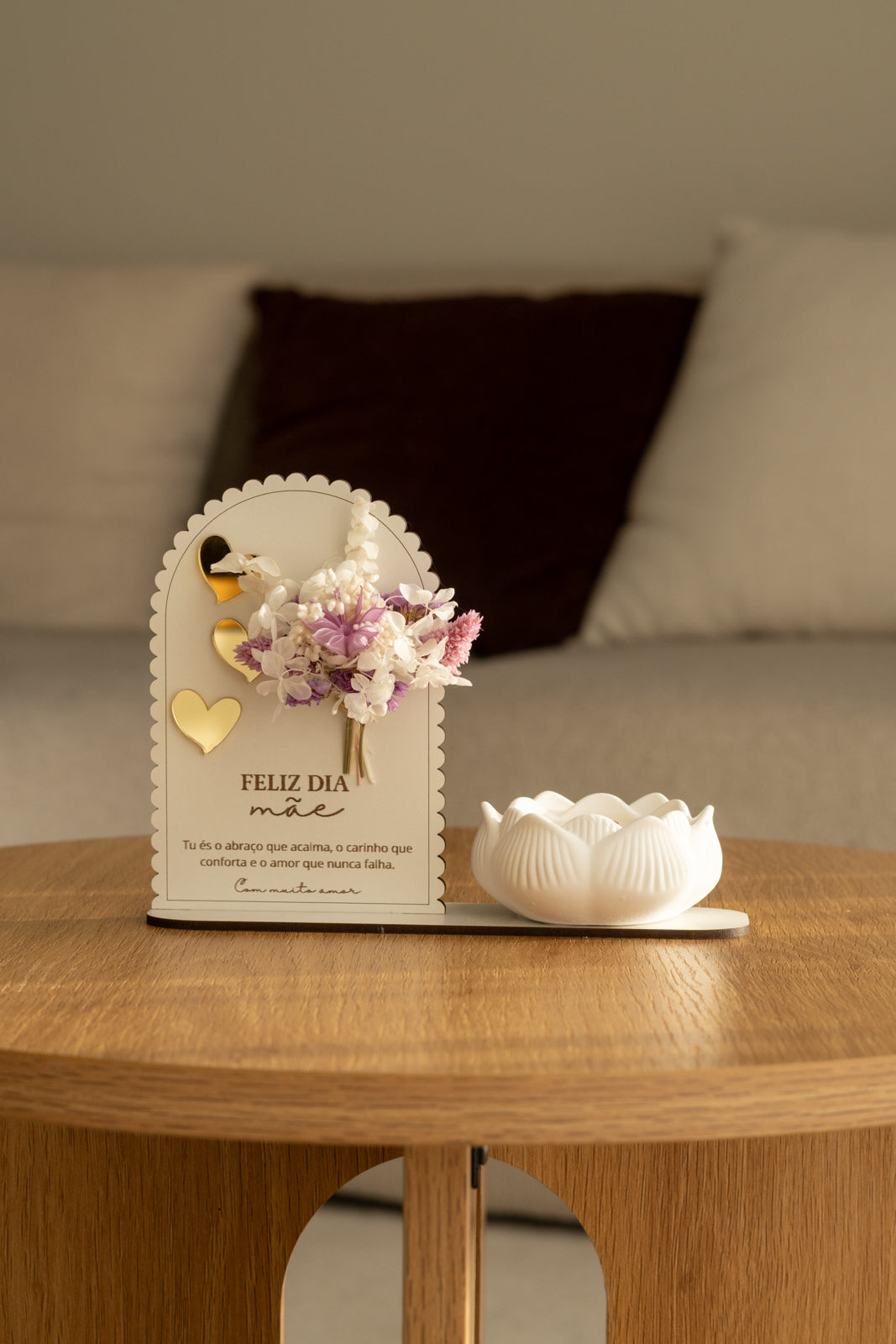 Placa “Feliz Dia da Mãe” com Vela de Lotus e Mini Ramo de Flores Secas Roxas
