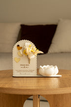 Placa “Feliz Dia da Mãe” com Vela de Lotus e Mini Ramo de Flores Secas Amarelas