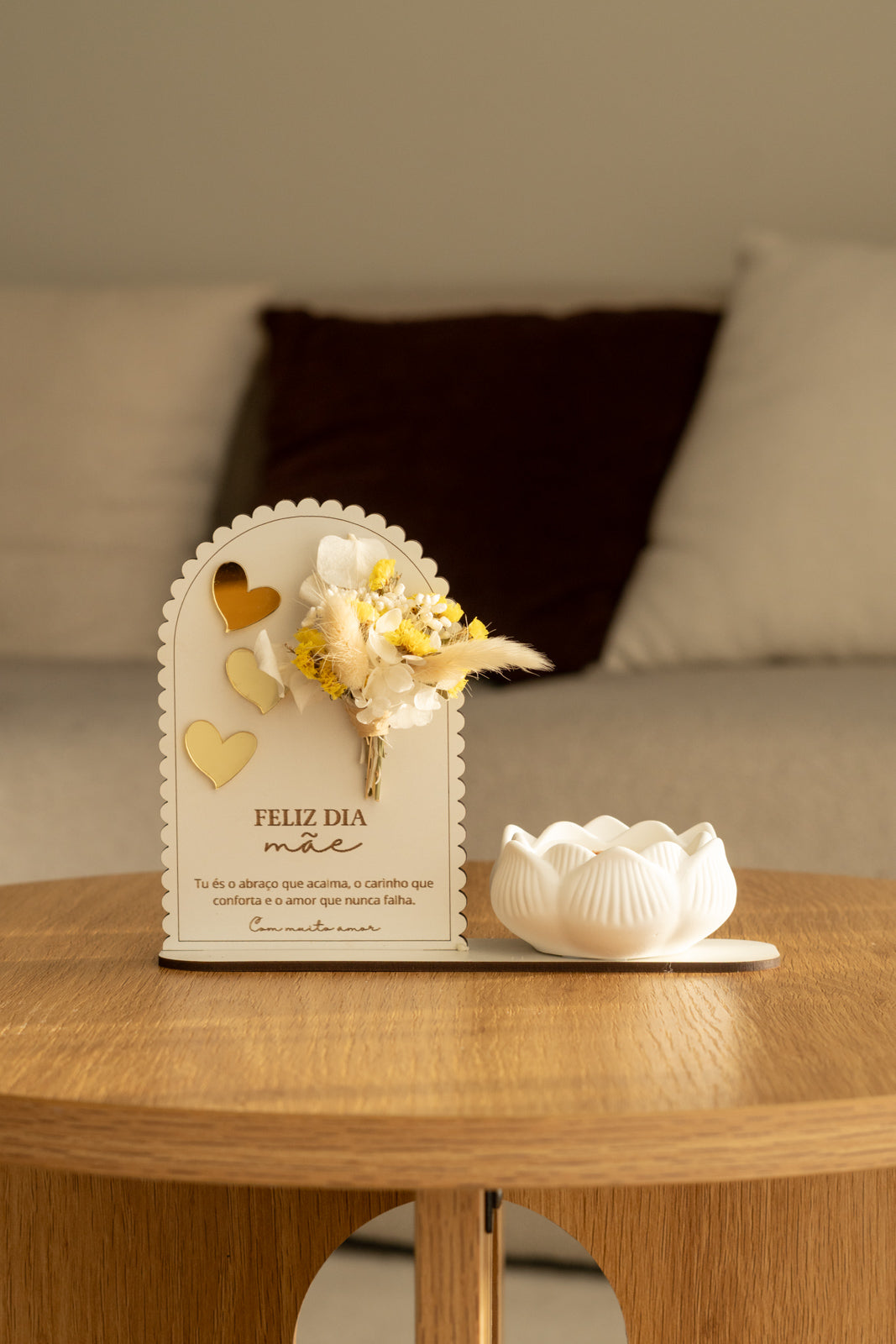 Placa “Feliz Dia da Mãe” com Vela de Lotus e Mini Ramo de Flores Secas Amarelas