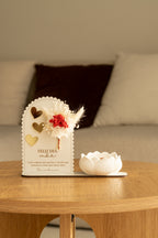 Placa “Feliz Dia da Mãe” com Vela de Lotus e Mini Ramo de Flores Secas Vermelhas