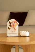 Placa “Feliz Dia da Mãe” com Vela de Lotus e Mini Ramo de Flores Secas Rosa