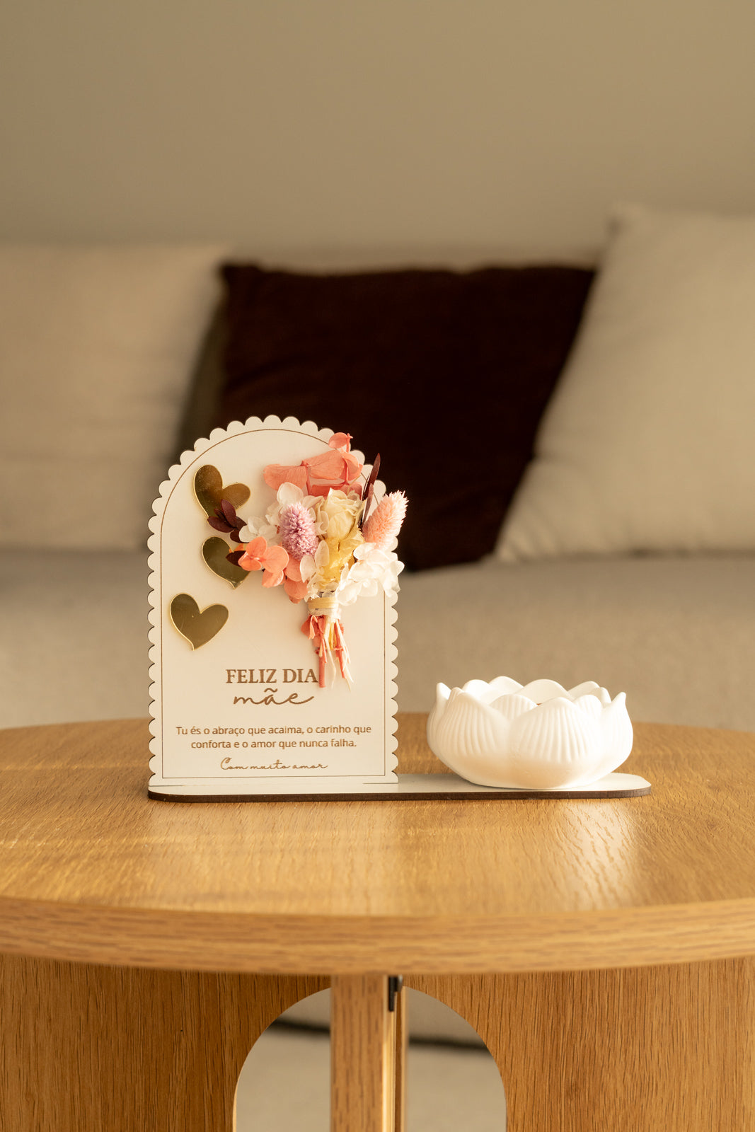 Placa “Feliz Dia da Mãe” com Vela de Lotus e Mini Ramo de Flores Secas Rosa