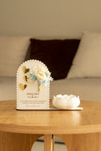 Placa “Feliz Dia da Mãe” com Vela de Lotus e Mini Ramo de Flores Secas Azuis