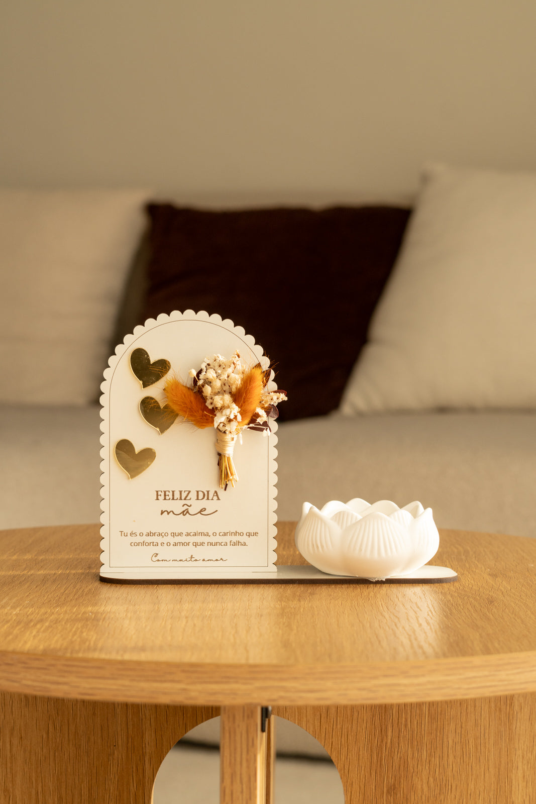 Placa “Feliz Dia da Mãe” com Vela de Lotus e Mini Ramo de Flores Secas Laranja