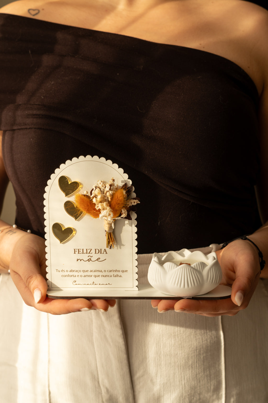 Placa “Feliz Dia da Mãe” com Vela de Lotus e Mini Ramo de Flores Secas Laranja