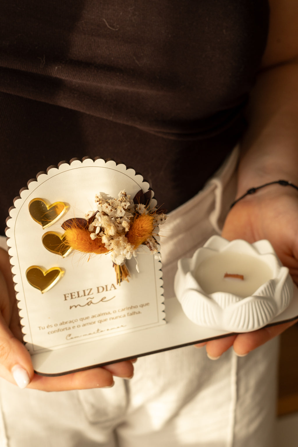 Placa “Feliz Dia da Mãe” com Vela de Lotus e Mini Ramo de Flores Secas Laranja