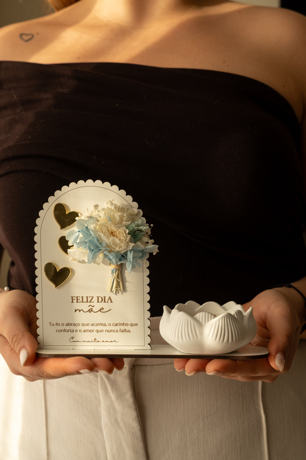 Placa “Feliz Dia da Mãe” com Vela de Lotus e Mini Ramo de Flores Secas Azuis