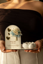 Placa “Feliz Dia da Mãe” com Vela de Lotus e Mini Ramo de Flores Secas Azuis