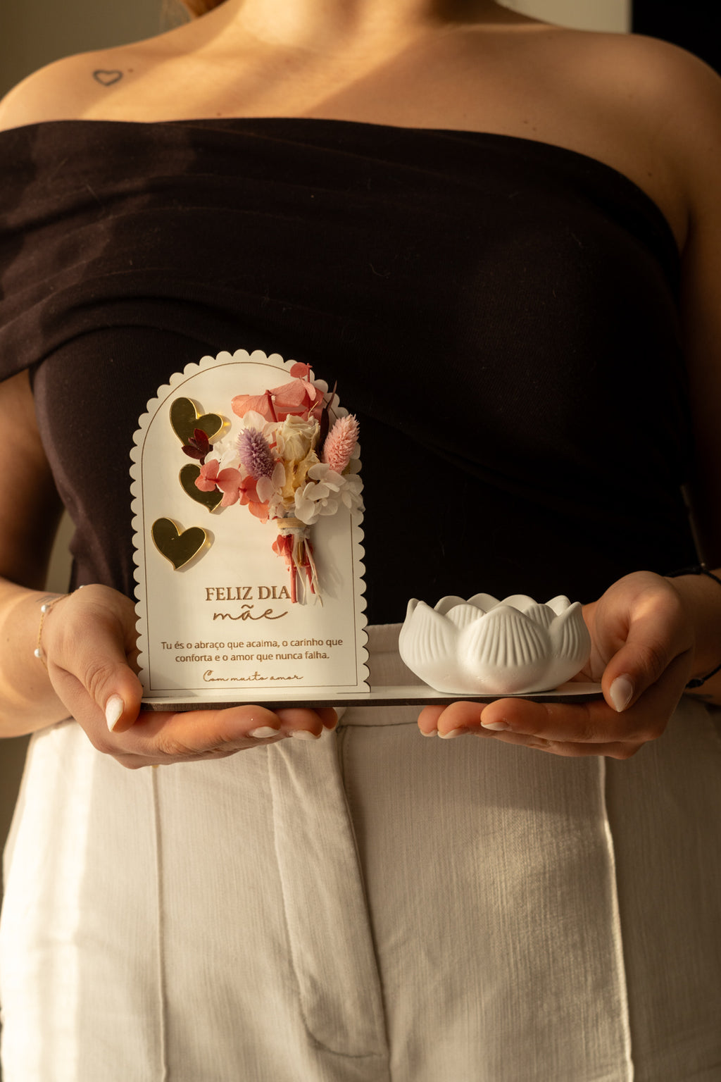 Placa “Feliz Dia da Mãe” com Vela de Lotus e Mini Ramo de Flores Secas Rosa