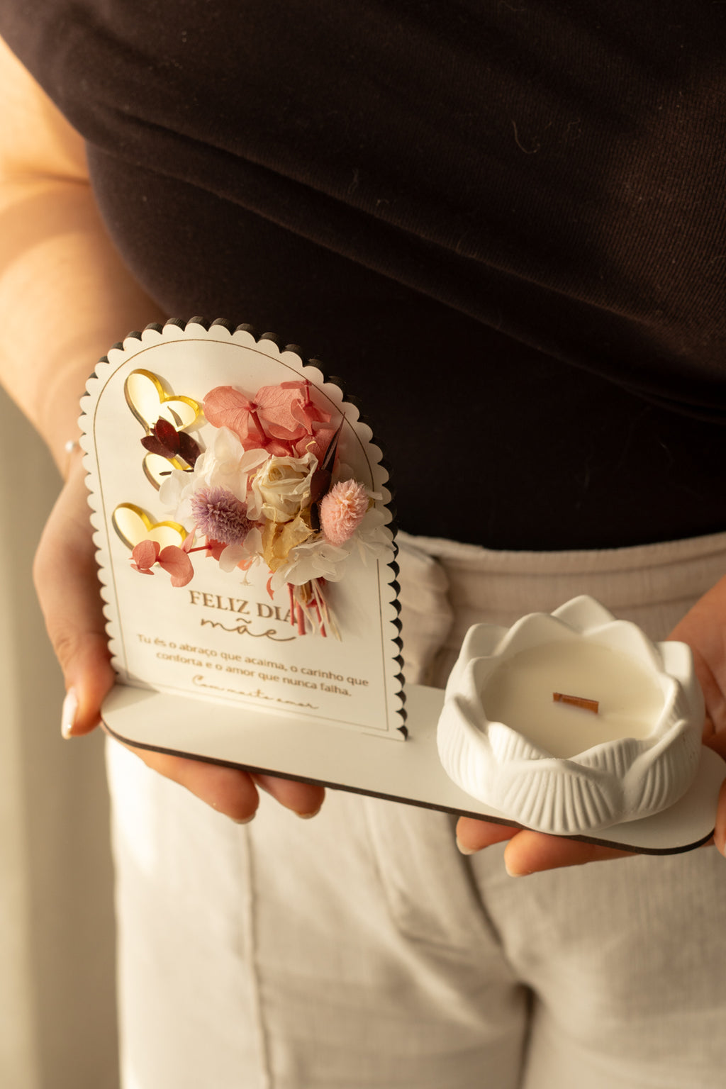 Placa “Feliz Dia da Mãe” com Vela de Lotus e Mini Ramo de Flores Secas Rosa