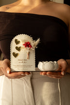 Placa “Feliz Dia da Mãe” com Vela de Lotus e Mini Ramo de Flores Secas Vermelhas