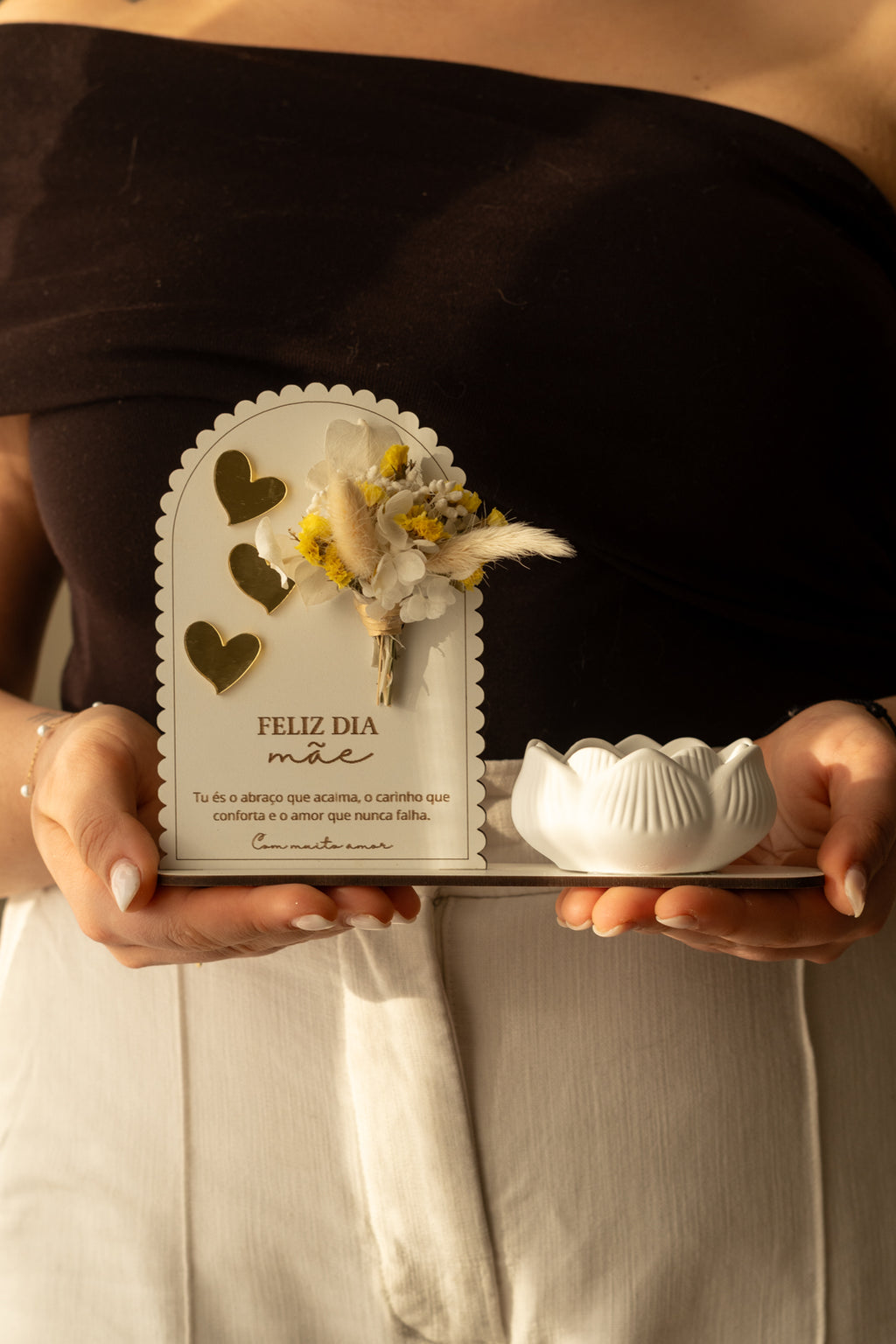 Placa “Feliz Dia da Mãe” com Vela de Lotus e Mini Ramo de Flores Secas Amarelas