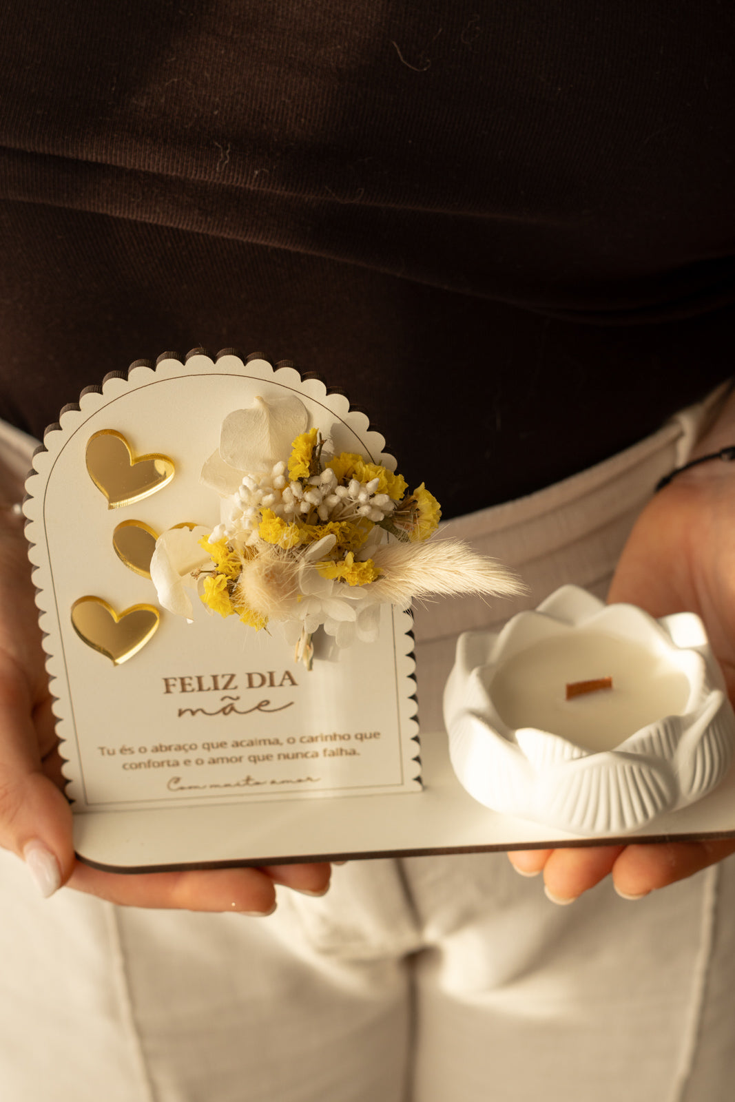 Placa “Feliz Dia da Mãe” com Vela de Lotus e Mini Ramo de Flores Secas Amarelas