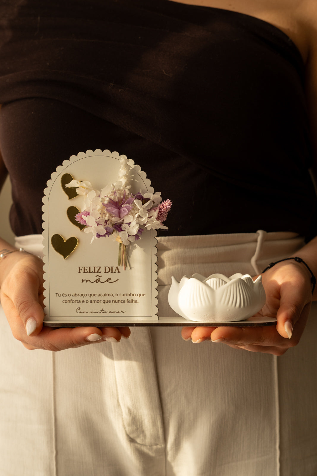 Placa “Feliz Dia da Mãe” com Vela de Lotus e Mini Ramo de Flores Secas Roxas