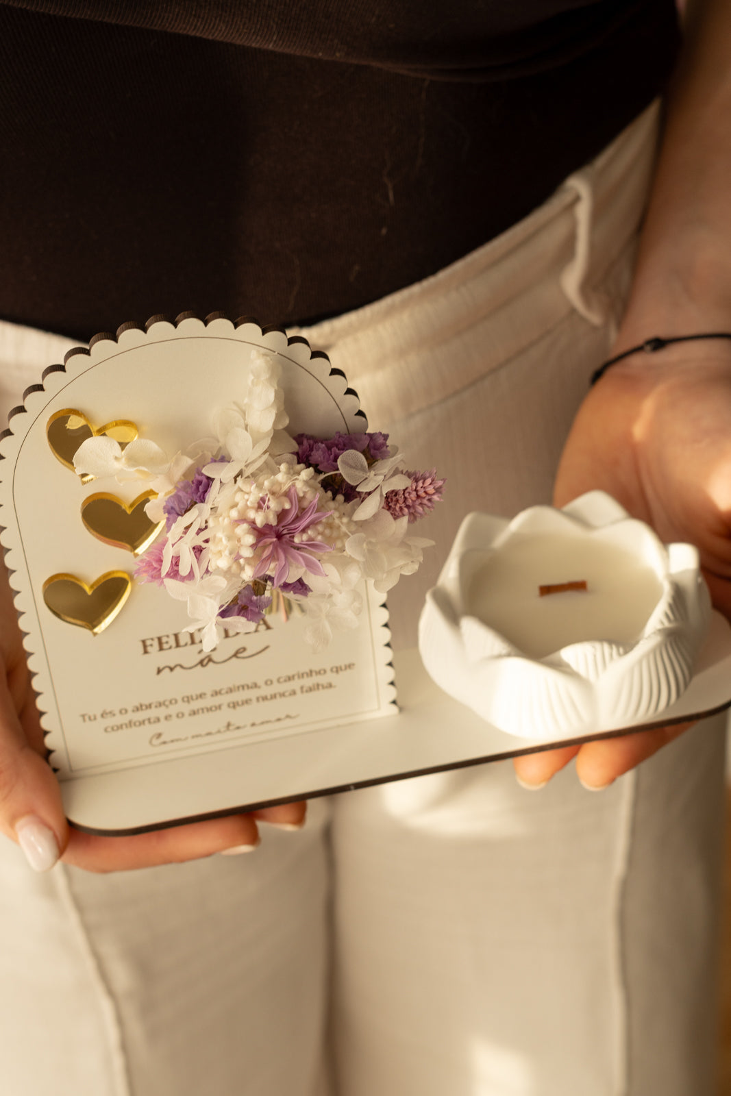 Placa “Feliz Dia da Mãe” com Vela de Lotus e Mini Ramo de Flores Secas Roxas