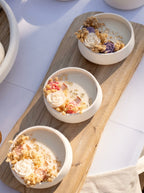 Vela com flores em cera lilás, folha de ouro e flores secas