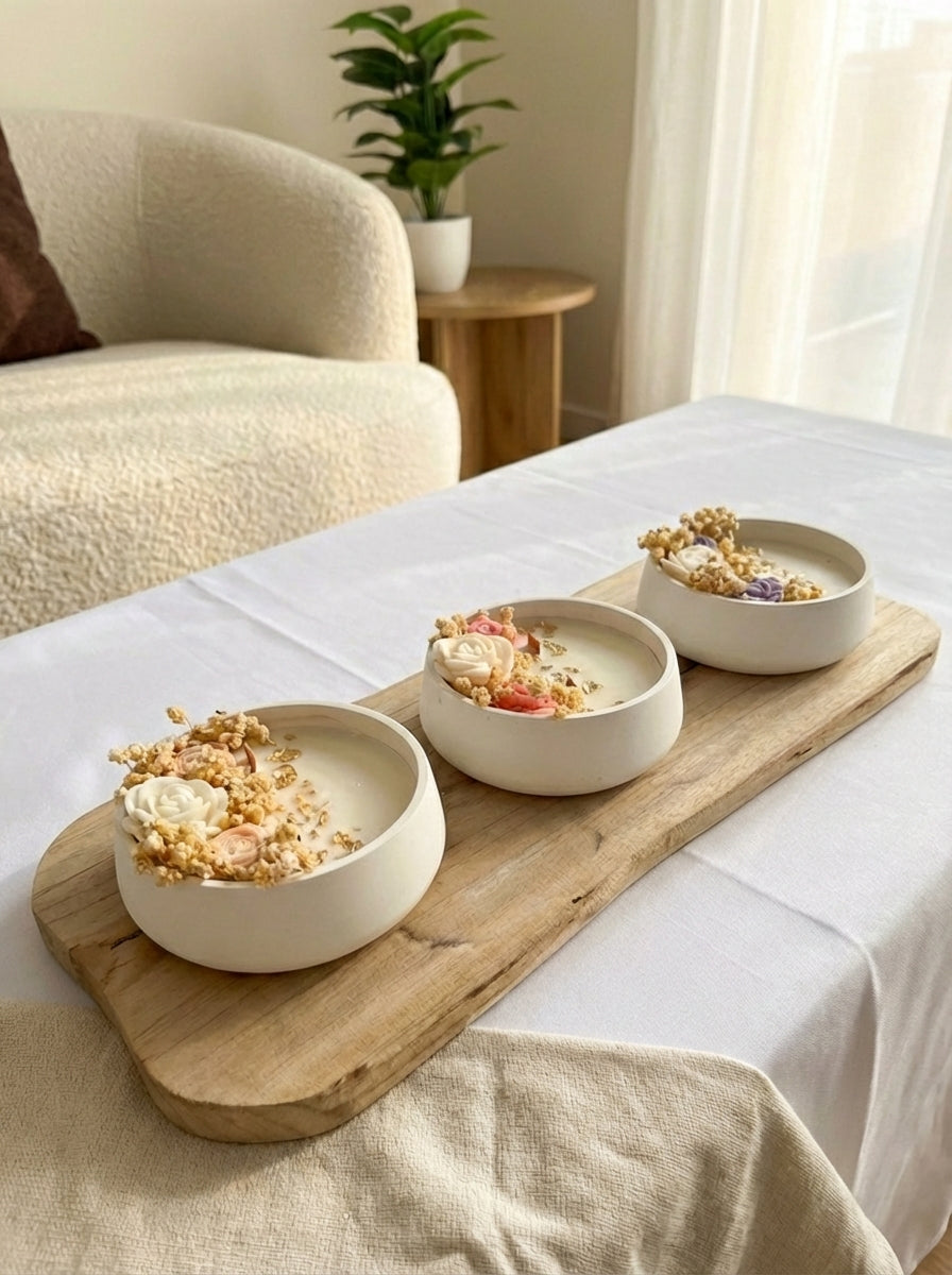 Vela com flores em cera lilás, folha de ouro e flores secas