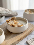 Vela com flores em cera bege, folha de ouro e flores secas