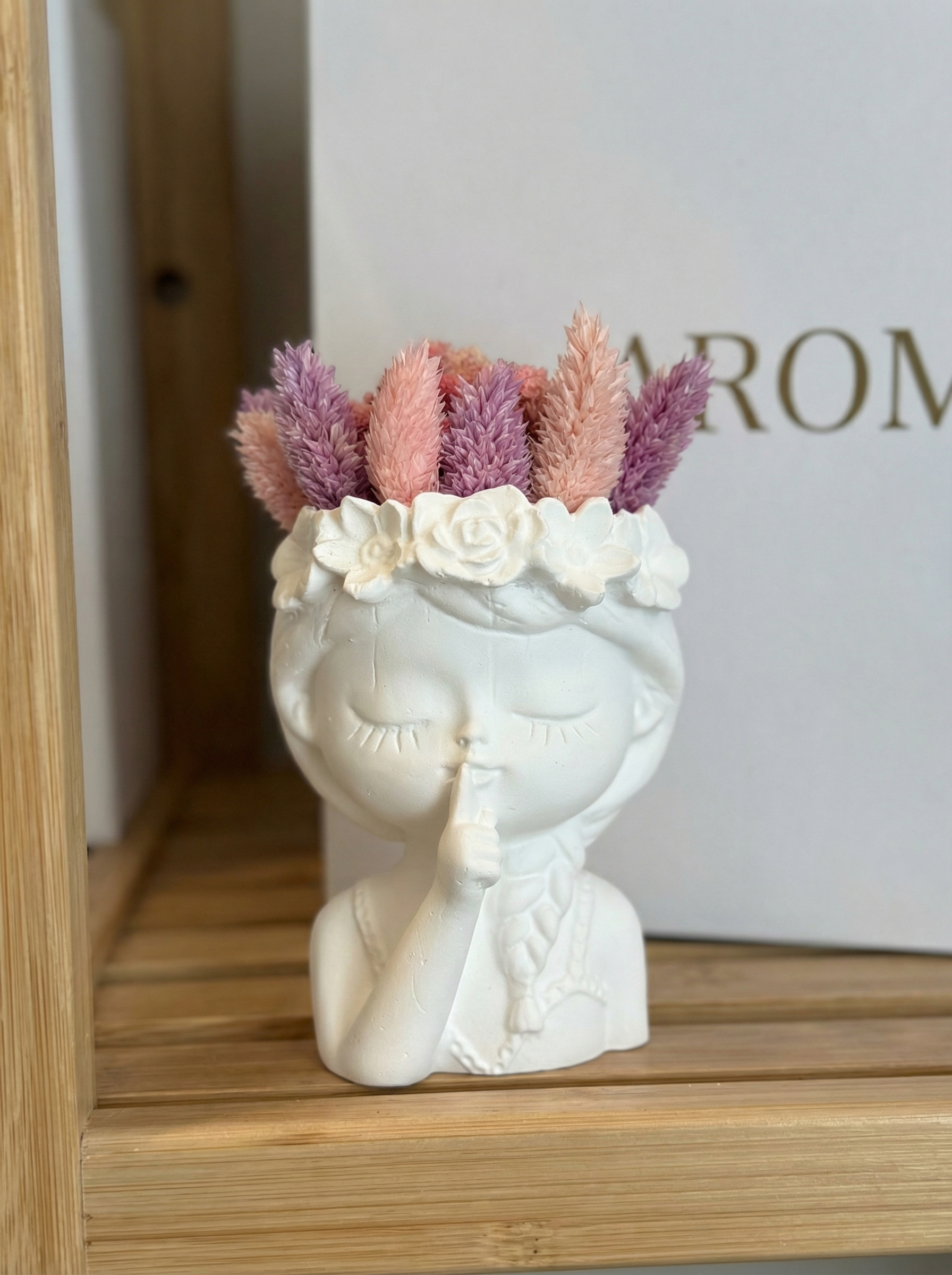 Boneca Decorativa em Gesso com Flores Preservadas – Delicadeza em Cada Detalhe