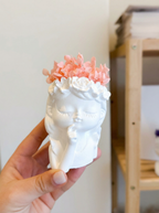 Boneca Decorativa em Gesso com Flores Preservadas – Delicadeza em Cada Detalhe