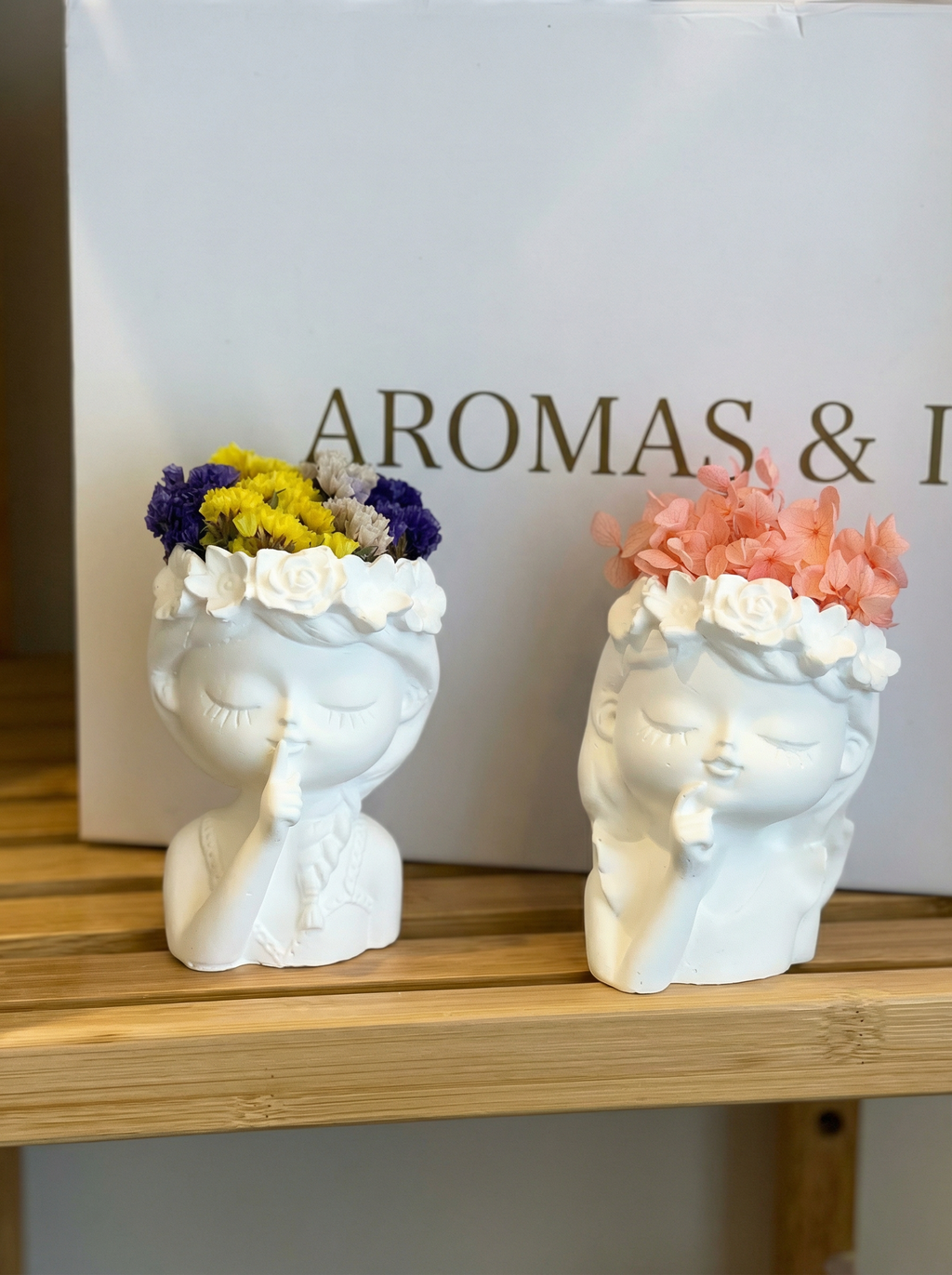 Boneca Decorativa em Gesso com Flores Preservadas – Delicadeza em Cada Detalhe