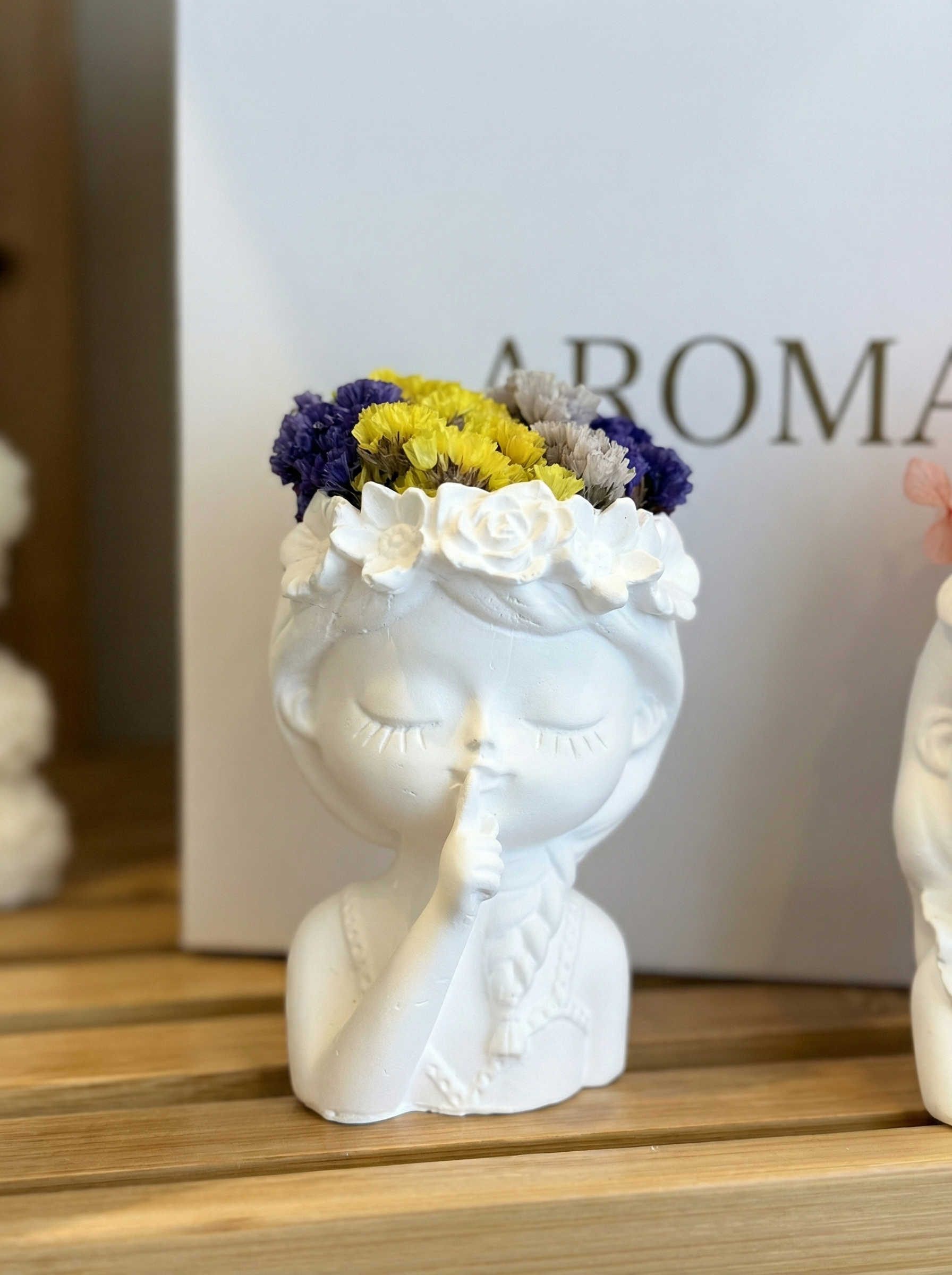 Boneca Decorativa em Gesso com Flores Preservadas – Delicadeza em Cada Detalhe