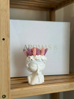 Boneca Decorativa em Gesso com Flores Preservadas – Delicadeza em Cada Detalhe