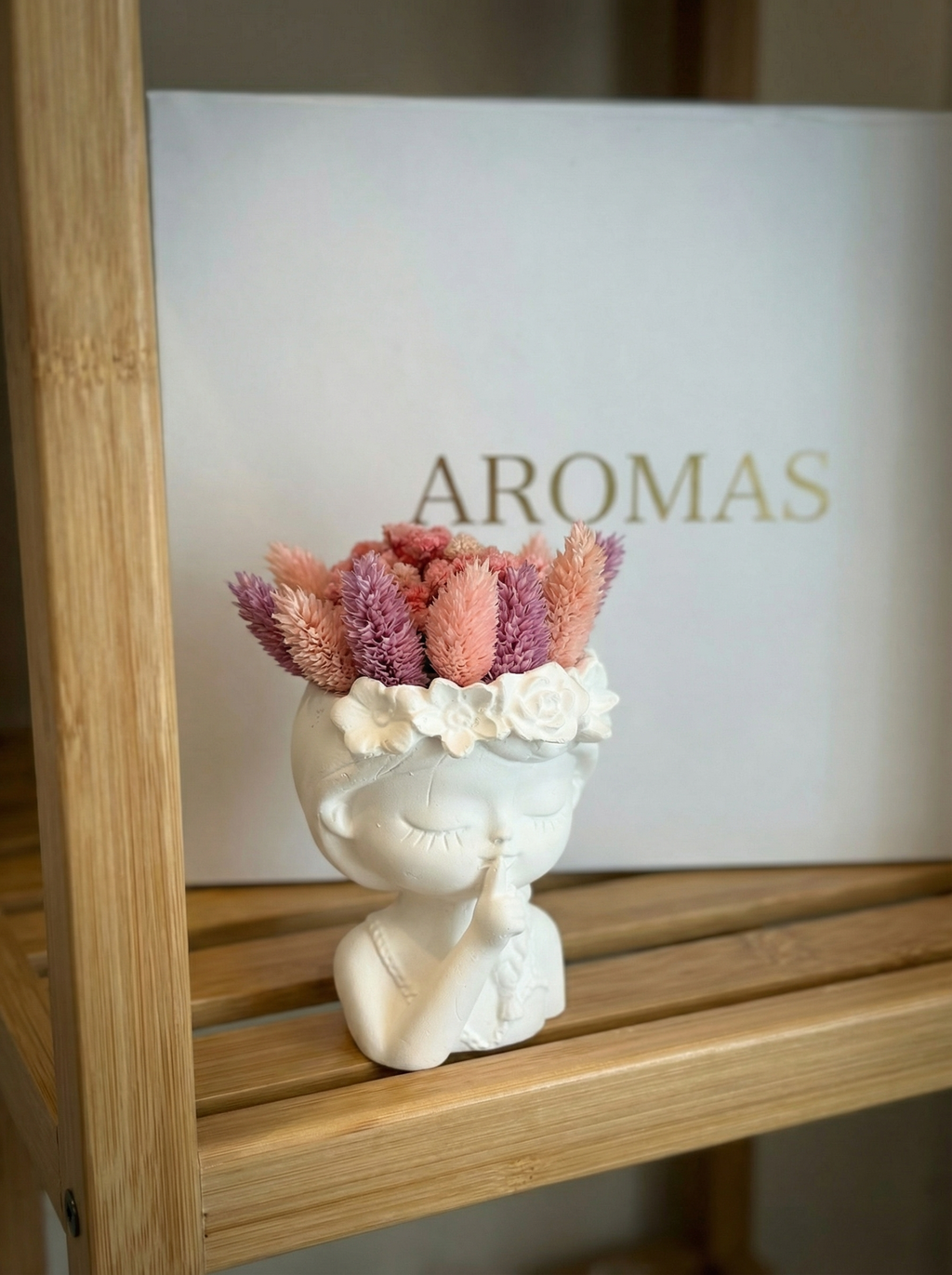 Boneca Decorativa em Gesso com Flores Preservadas – Delicadeza em Cada Detalhe