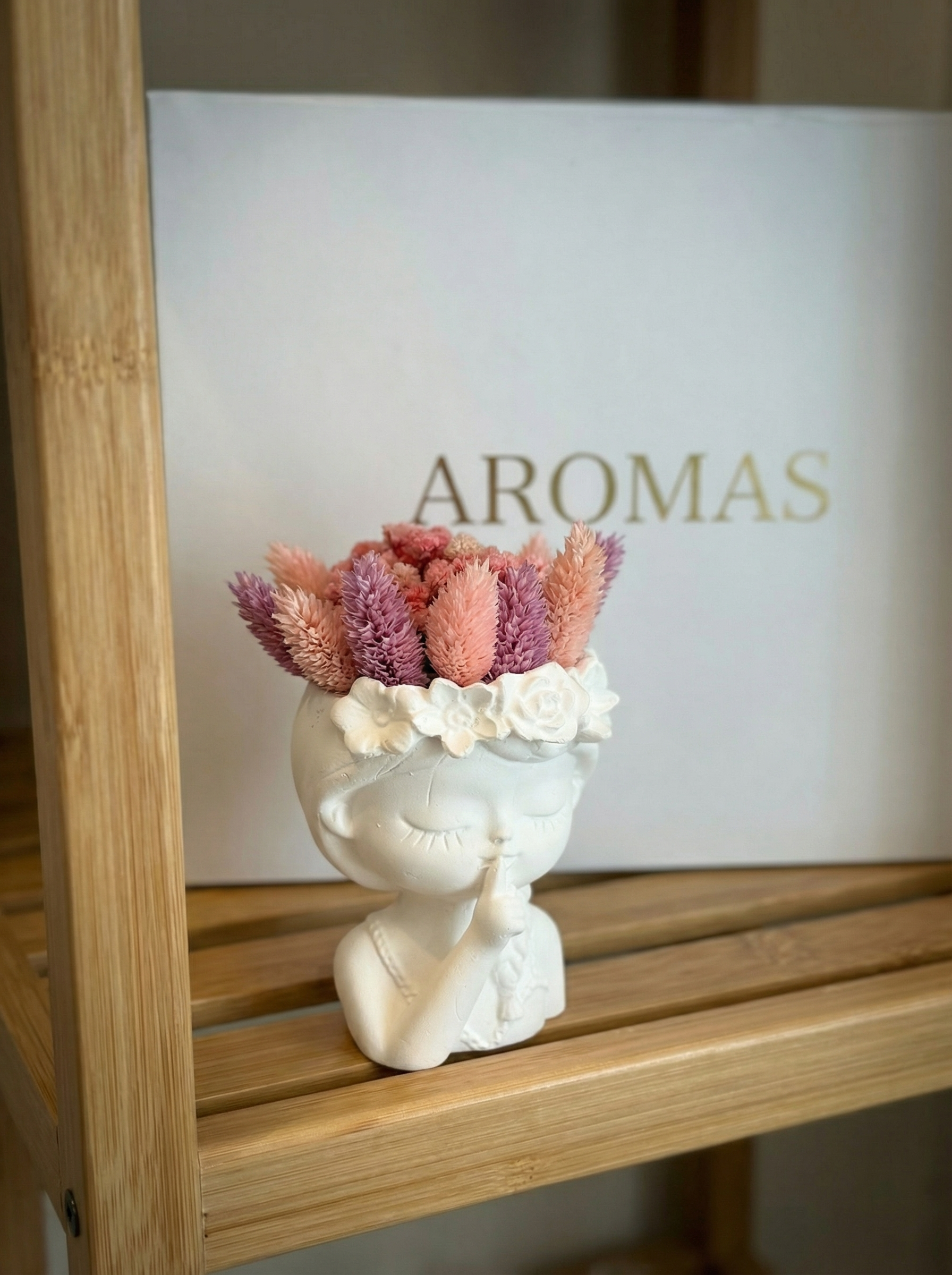 Boneca Decorativa em Gesso com Flores Preservadas – Delicadeza em Cada Detalhe